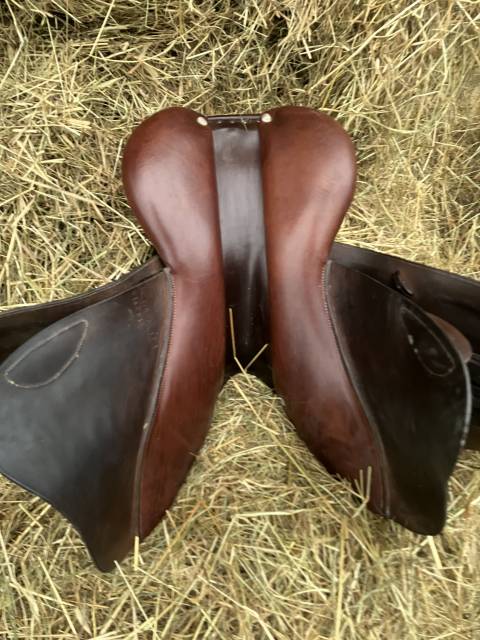 Selle d’obstacles GBS semi-creux de 17,5