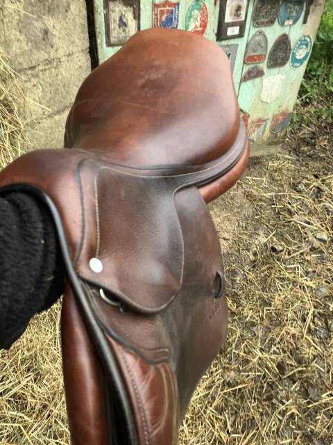 Selle d’obstacles GBS semi-creux de 17,5