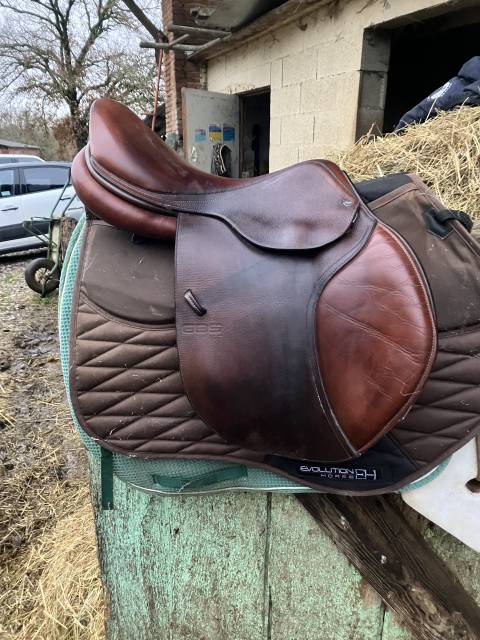 Selle d’obstacles GBS semi-creux de 17,5