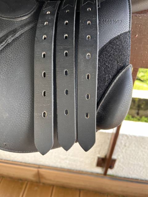 Selle en cuir noir 15"