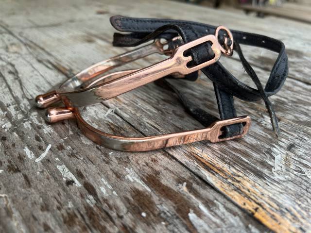 Éperons bout rond rose gold / or rose avec lanières