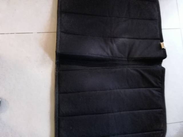 Tapis dressage Anky noir avec reflets verts brillants