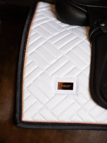 Tapis de selle Modern White Dark Ocean DRESSAGE  - Equestrian Stockholm