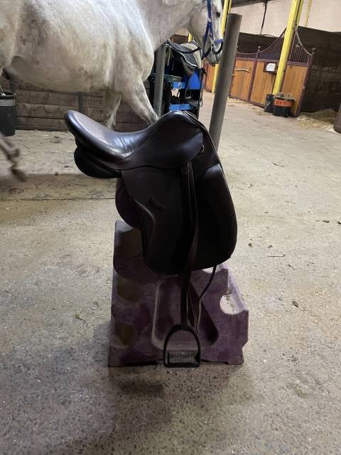 Selle de dressage 