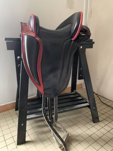 Vend Selle Venus Ludomar 2010 rouge et noire 