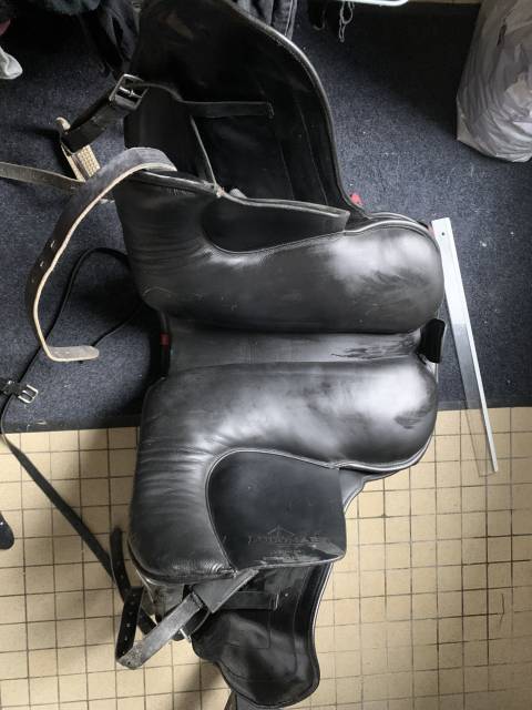 Vend Selle Venus Ludomar 2010 rouge et noire 