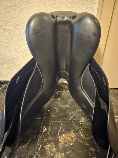 Selle de dressage Ikonic 17.5