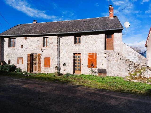 Ensemble bâtis avec environ 6ha80