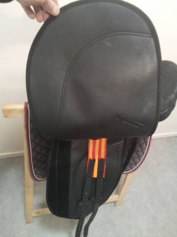 Selle de dressage synthétique 17 pouces.