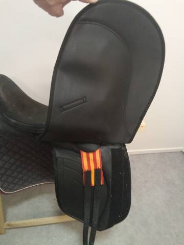Selle de dressage synthétique 17 pouces.