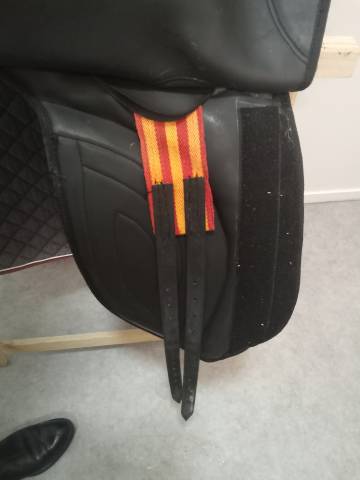Selle de dressage synthétique 17 pouces.