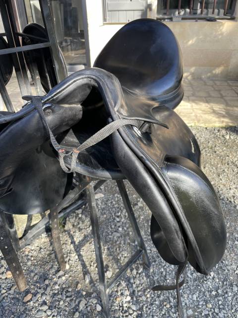 À  VENDRE SELLE DE DRESSAGE ÉQUIPE Emporio