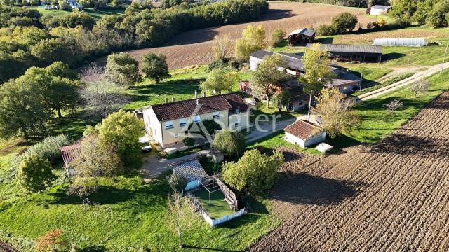 Exploitation polyculture-elevage avec grande maison et dépendan