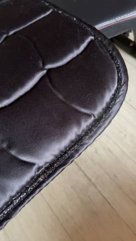 Superbe tapis noir à paillettes dressage 