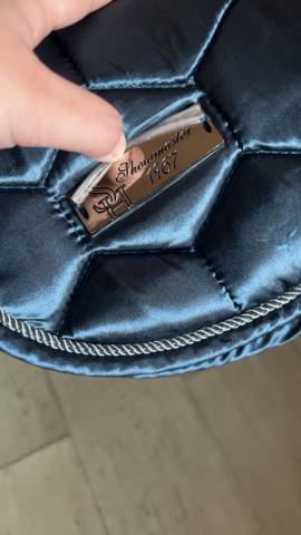 Superbe tapis de dressage D’un bleu exceptionnel 