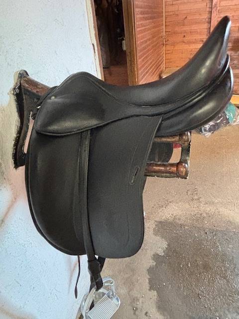 SELLE DE DRESSAGE CHILDERIC EQUIPEE