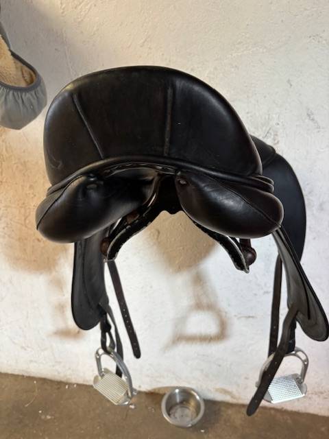 SELLE DE DRESSAGE CHILDERIC EQUIPEE