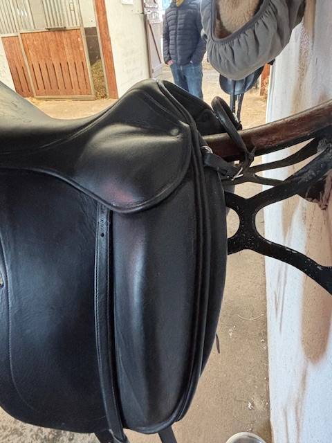SELLE DE DRESSAGE CHILDERIC EQUIPEE