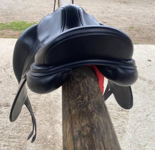 Selle de dressage Équipe modèle Élégance 17"5