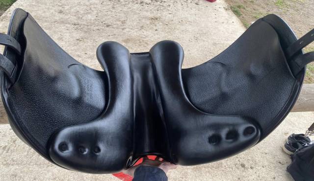 Selle de dressage Équipe modèle Élégance 17"5