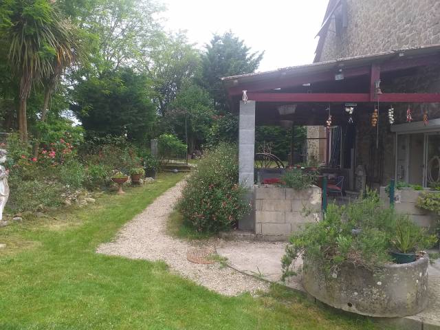 1 maison , 2 dépendances sur 4,5 hectares label bio