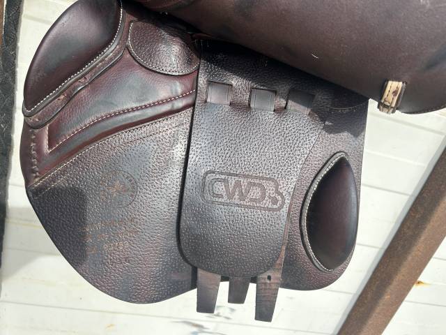  selle CDW de 2022, taille 17.5", couleur chocolat,