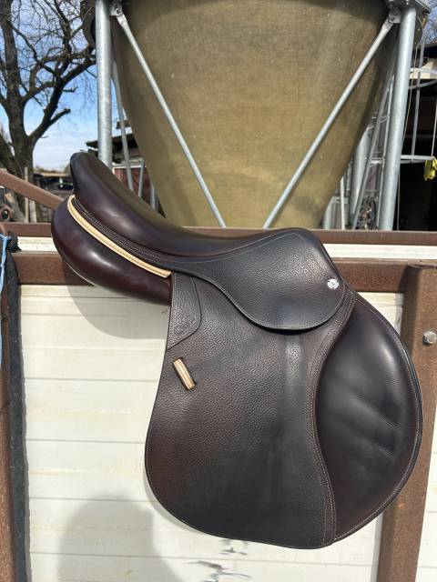  selle CDW de 2022, taille 17.5", couleur chocolat,