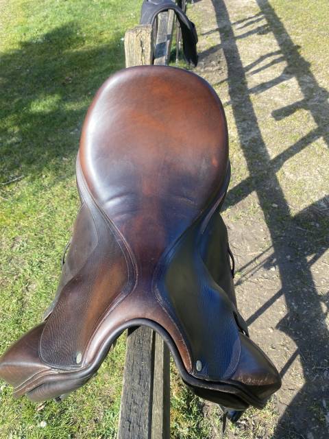 Selle dressage butet 17