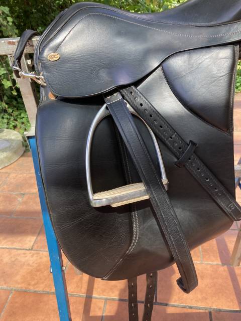 Selle de dressage. Cuir noir.