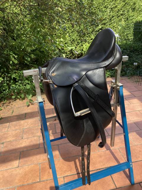 Selle de dressage. Cuir noir.