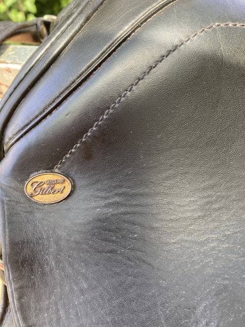 Selle de dressage. Cuir noir.