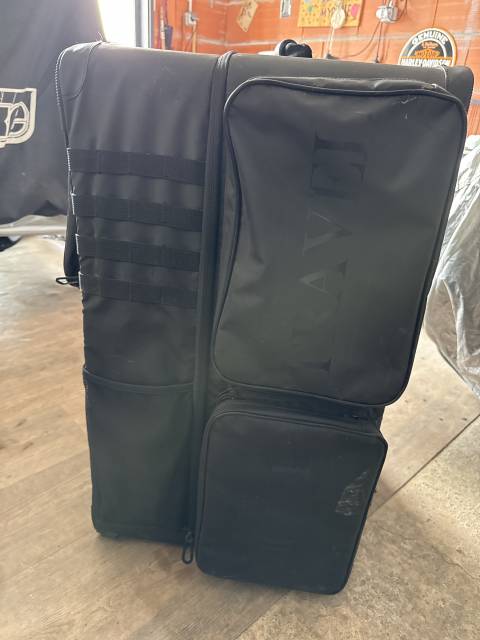 Valise noir transport selle 