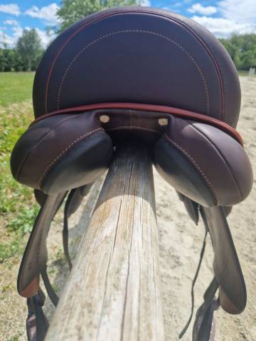 Selle de dressage 17"