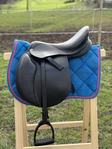 Selle équipée Fouganza noire 17,5 pouces 