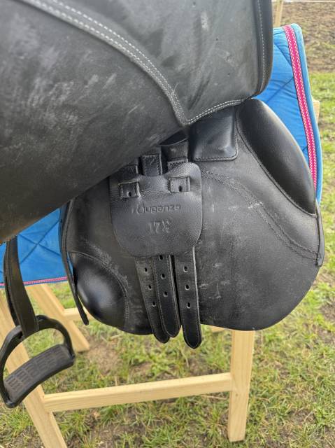 Selle équipée Fouganza noire 17,5 pouces 