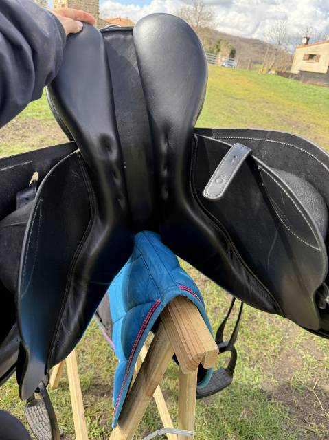 Selle équipée Fouganza noire 17,5 pouces 