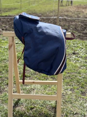 Selle équipée Fouganza noire 17,5 pouces 