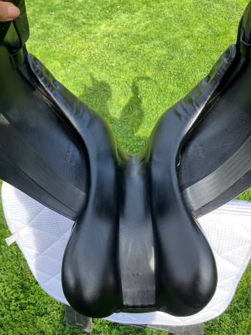 Selle Aulion noir, première main de 2019, taille 17,5