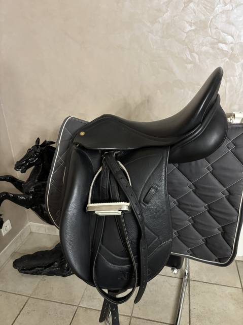 Selle dressage RONZON en cuir noir modéle Nero taille 17,5