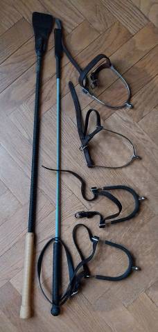 LOT COMPRENANT 2 PAIRES EPERON ET 2 CRAVACHES