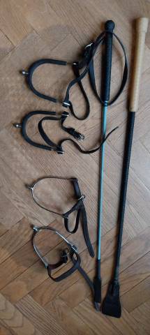 LOT COMPRENANT 2 PAIRES EPERON ET 2 CRAVACHES