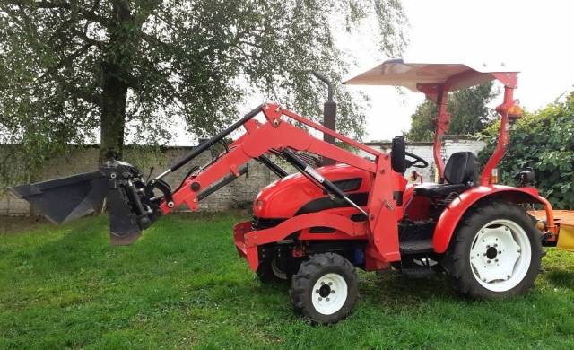 Tracteur avec chargeur frontal et accessoires