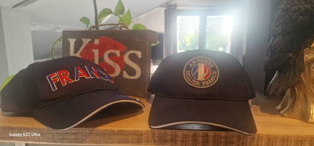  Casquettes Antares et Harcour neuves