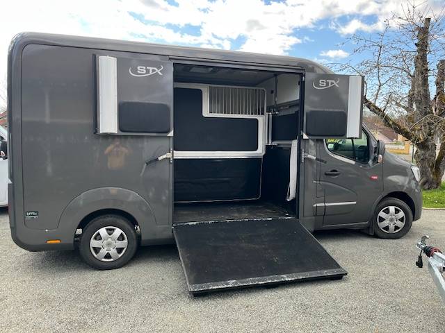 STX STALLION  SIMPLE CABINE 