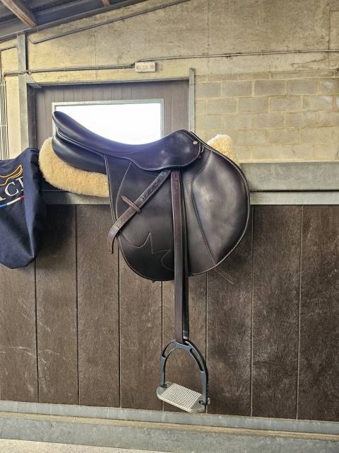 Selle Macel Rafale 17" complète (housse,sangle,étrivièr