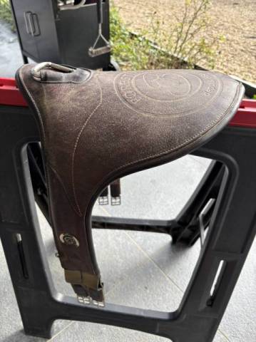 selle forestier noir modele seoul2019 de 17 pouce 