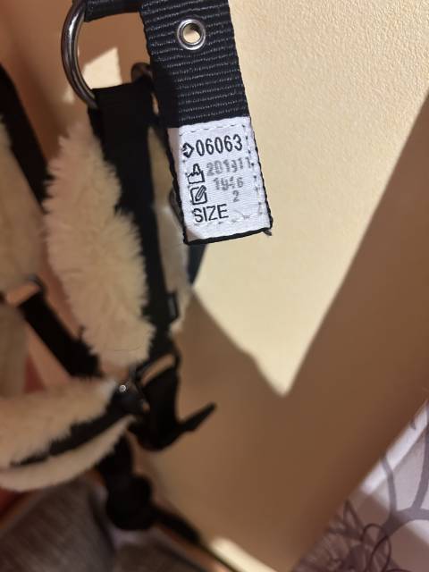 Licol à moumoute noir avec la longe 