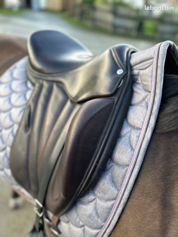 Selle de dressage Butet 17''n siège semi plat