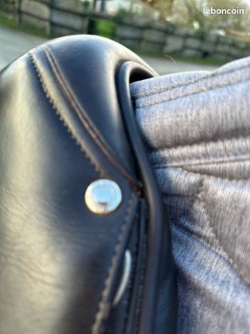 Selle de dressage Butet 17''n siège semi plat