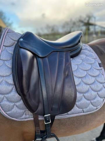 Selle de dressage Butet 17''n siège semi plat
